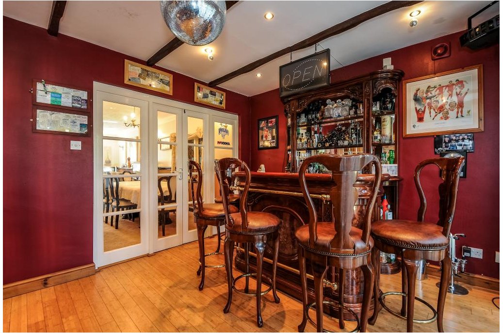 Anscombes's tweet photo. Imagine having your own private bar to entertain guests and host parties #Northwood #Property https://t.co/ixAcRat3mt https://t.co/Q1hktvYFRl