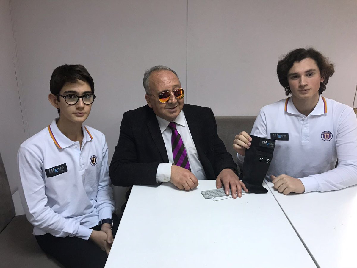 habuist's tweet photo. HABUIST grubumuzun üyelerinden Mehmet YILMAZ ve Mehmet ÖZBAKAR görme engelliler için tasarladığımız aparatı GÖZDER Bakırköy şb.Bşk. ile paylaştılar #LifEye https://t.co/RRLncYHoEh