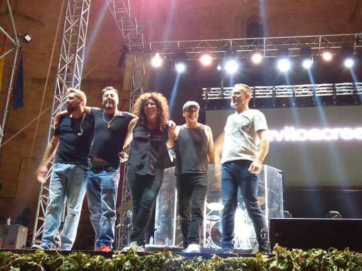 RosanaFansUSA's tweet photo. A l@s music@s que nos llenan de energia de la buena...de magia...de sueños!!! Feliz dia de la música y del músico 🎵❤️🙌🏽🎵 @RosanaOficial @pedraguit @JoaquinMigallon #DiaDeLaMusica https://t.co/5fUj8Qh0j3