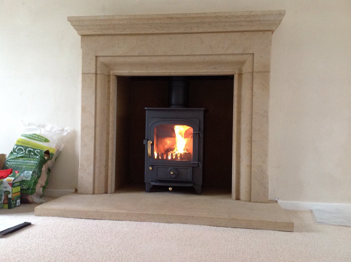 heatsourcerer's tweet image. #stove#inspiration#rutland - just finished this bespoke limestone #fireplace teamed with a @ClearviewStoves Pioneer 400 #perfect#combination #timeless#classic