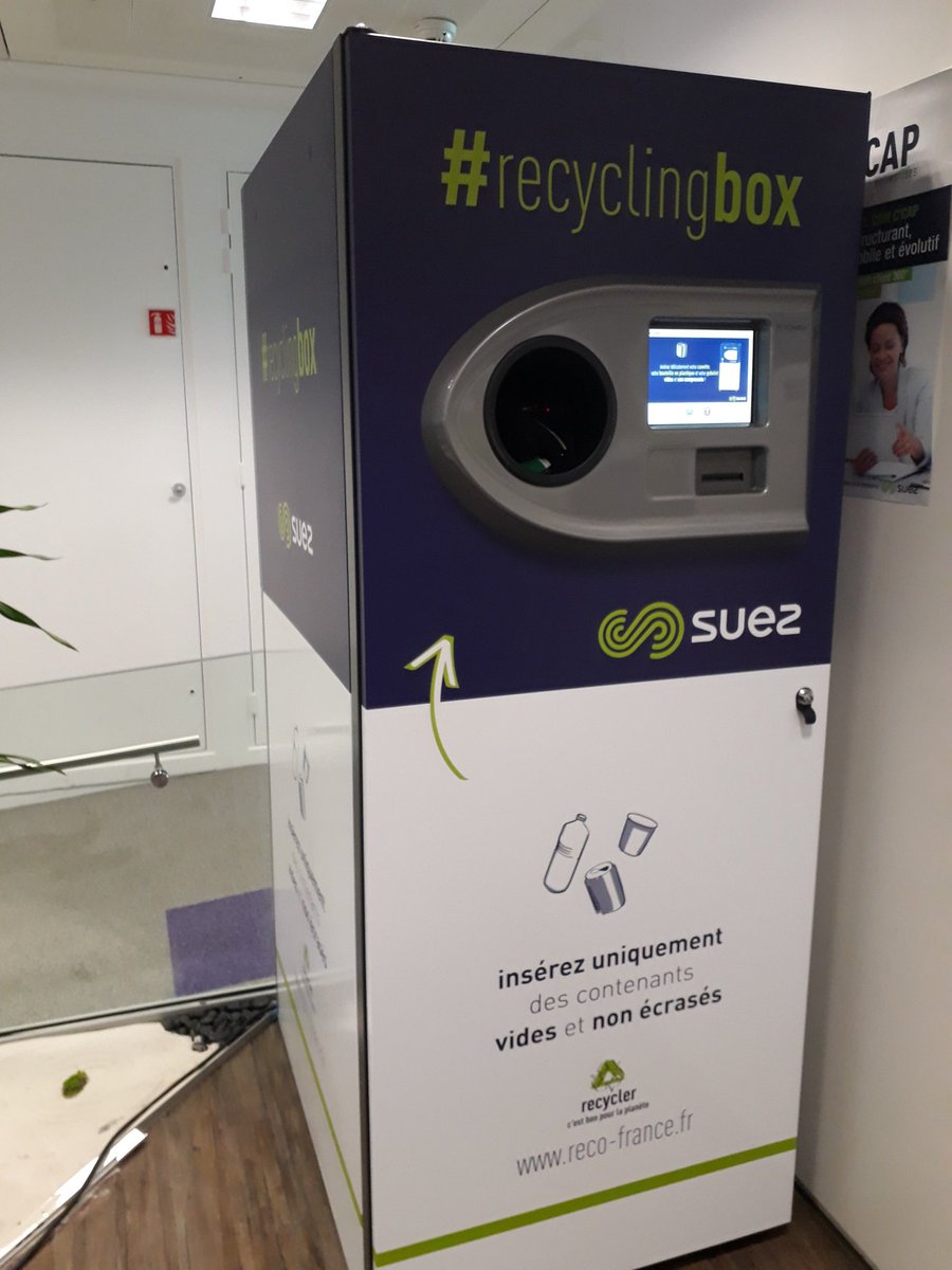 N_LE_MERCIER's tweet photo. Decouverte de la #recyclingbox chez @suezFR pour récompenser les #ecogestes . Design épuré, faible encombrement, elle s'intègre bien dans les bureaux. https://t.co/dmnTsBHqdy