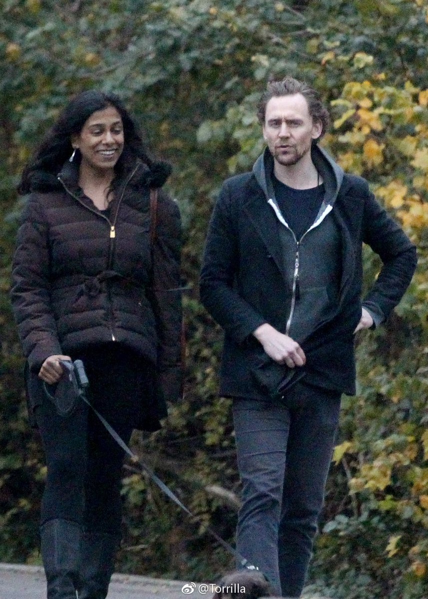 #TomHiddleston out with his puppy and #LolitaChakrabarti (she played his mother in #RADAHamlet #Hamlet ) in North London 22.11.2017 Via photo.weibo.com/1846858632/tal…