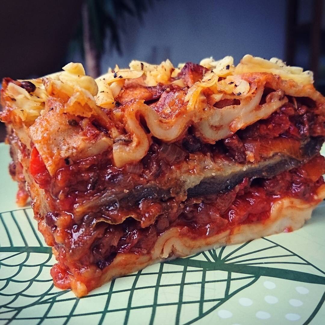 thehungrygecko's tweet photo. Puy lentil lasagne with an unctious layer of aubergine at the centre 🍆🌿🍅
#myvegantravels #europeansummers #veganrecipe #lasagne #comfortfood #vegancomfort https://t.co/K8AmAQgGDK