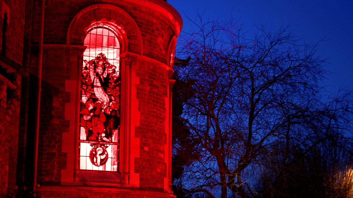 HTClaygate's tweet image. #RedWednesday our #prayers and support go out to our brothers and sisters around the world who are suffering because of their faith ow.ly/rSZt30gKSum