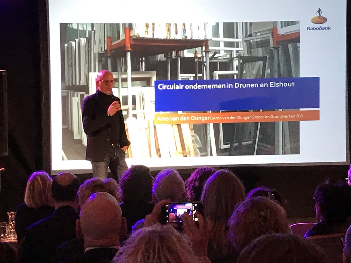 ThomBlankers's tweet photo. ‘De Langstraat draait doorrrrrrrr’

In een volgepakt bankgebouw laat onze regio zien hoe veel doeners met een droom er zijn....💪🏻

Onder andere Heusdenaar @arnovddungen pitcht zijn idee over circulaire economie bij @RaboLangstraat. 

#onzelangstraat https://t.co/LxL8UMn36X