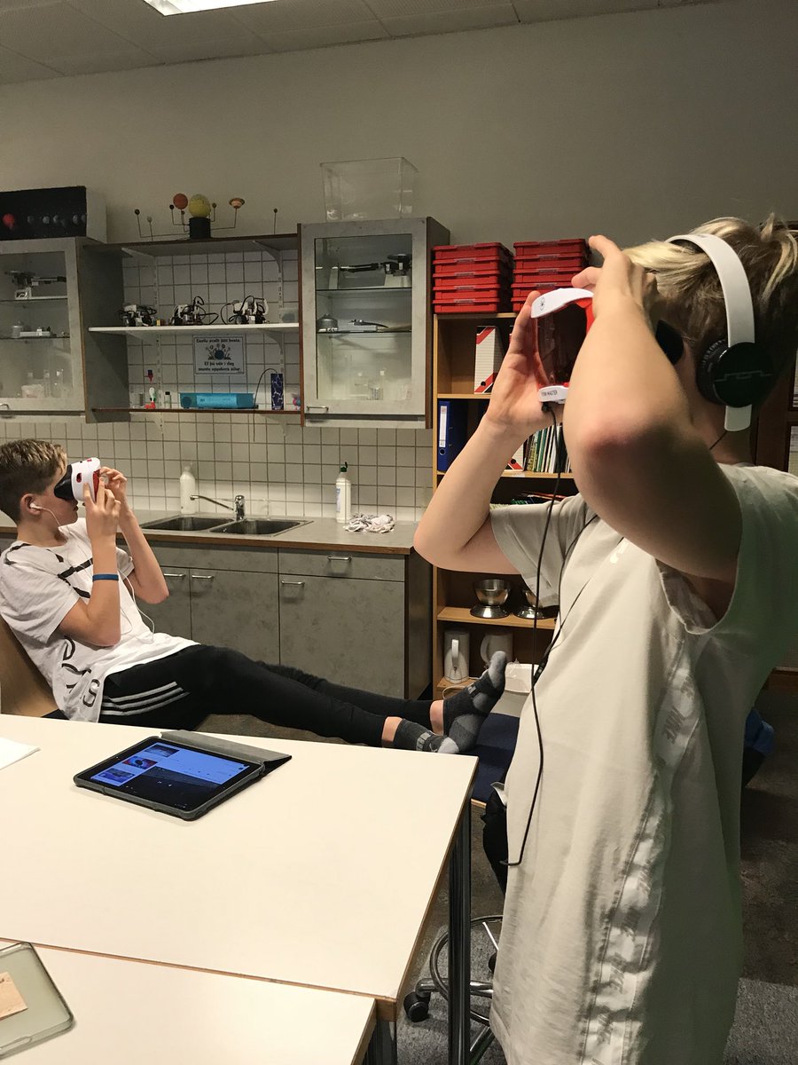 asgerdurhg's tweet photo. VR gleraugun fóru vel í mannskapinn @salaskoli, þvílík snilld. # menntaspjall #UTis2017 https://t.co/ZnR5d7nnKD