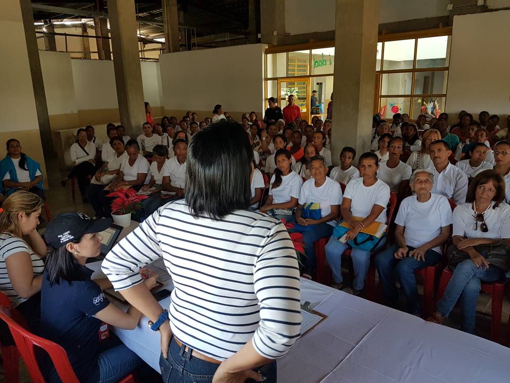 ler1972's tweet photo. Asamblea con familiares del #Libertador #Carabobo nuevo régimen penitenciario @yorsycar @mspenitenciario @mirelct https://t.co/TSuyf9zUG7