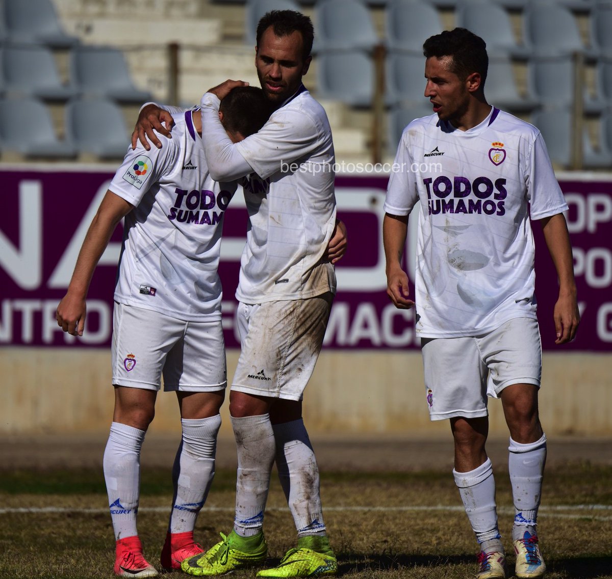 bestphotosoccer's tweet photo. A veces nos cuesta mostrar los sentimientos pero lo de estos chicos #manolillo #migue #nando del @RealJaenCF no tiene nombre... #sentidos #sentimientos
#halajaen #todossumamos #realjaen #todosaunacomofuenteovejuna #celebracion #futbol https://t.co/NJRXTjecgU