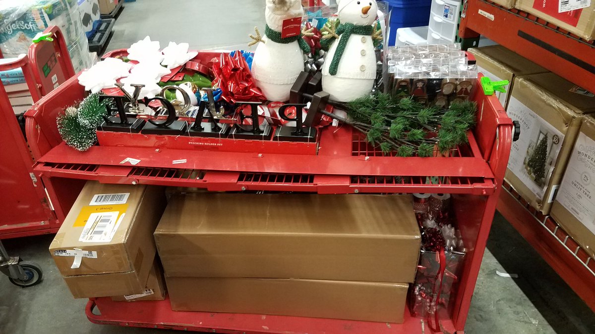 ryanhtarget's tweet photo. #T0906 went hard to #fillthefloor with 17 vehicles  in seasonal, paper,  1spot, plug, toys, market and electronics all before the lunch rush. #whenLOGisLOD @WhipLivingston   @AmberHafron https://t.co/vu5g6TYuQC