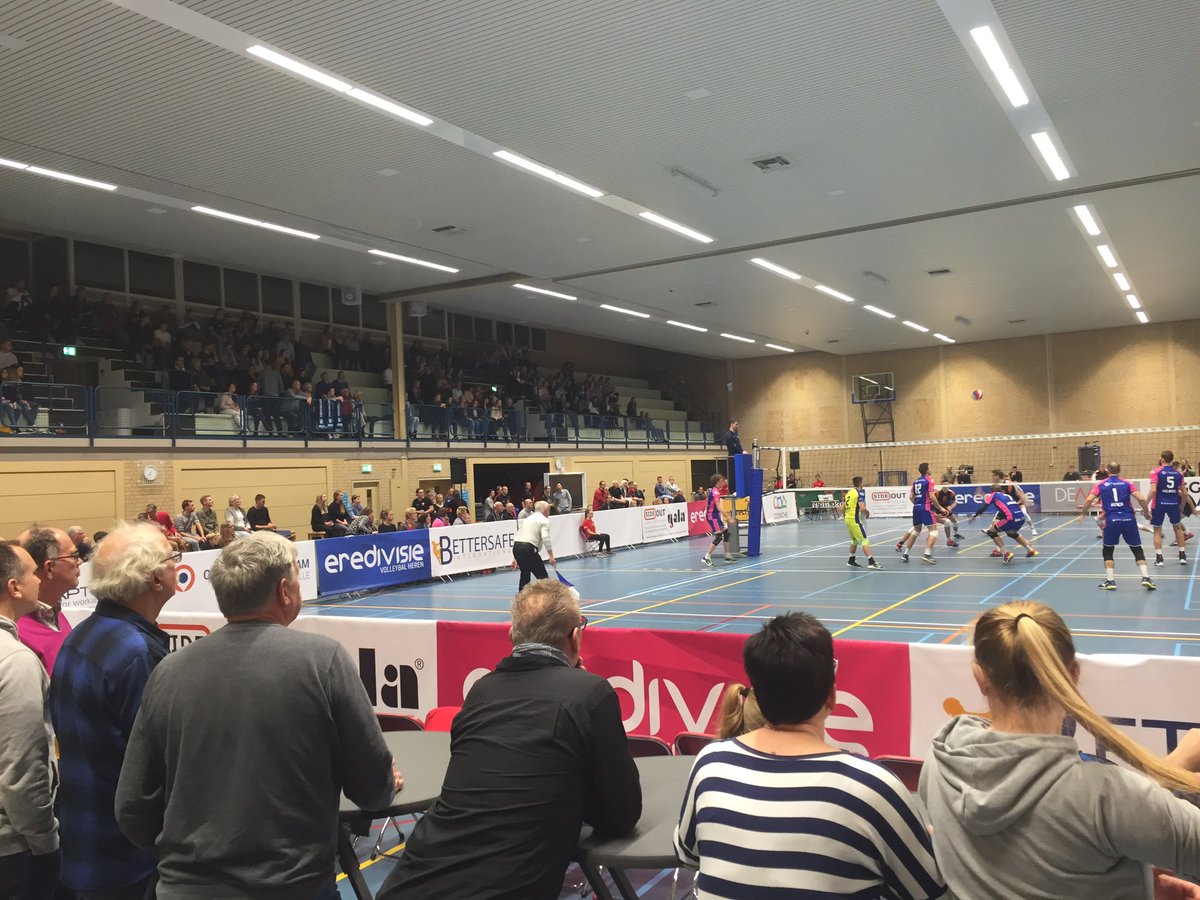 SchutteBas's tweet photo. Volop spanning bij @topzwolleybalh1 in @CaloZwolle arena tijdens lustrum #ca70. Come on @Jelle_H! https://t.co/vgO7Q04UpH