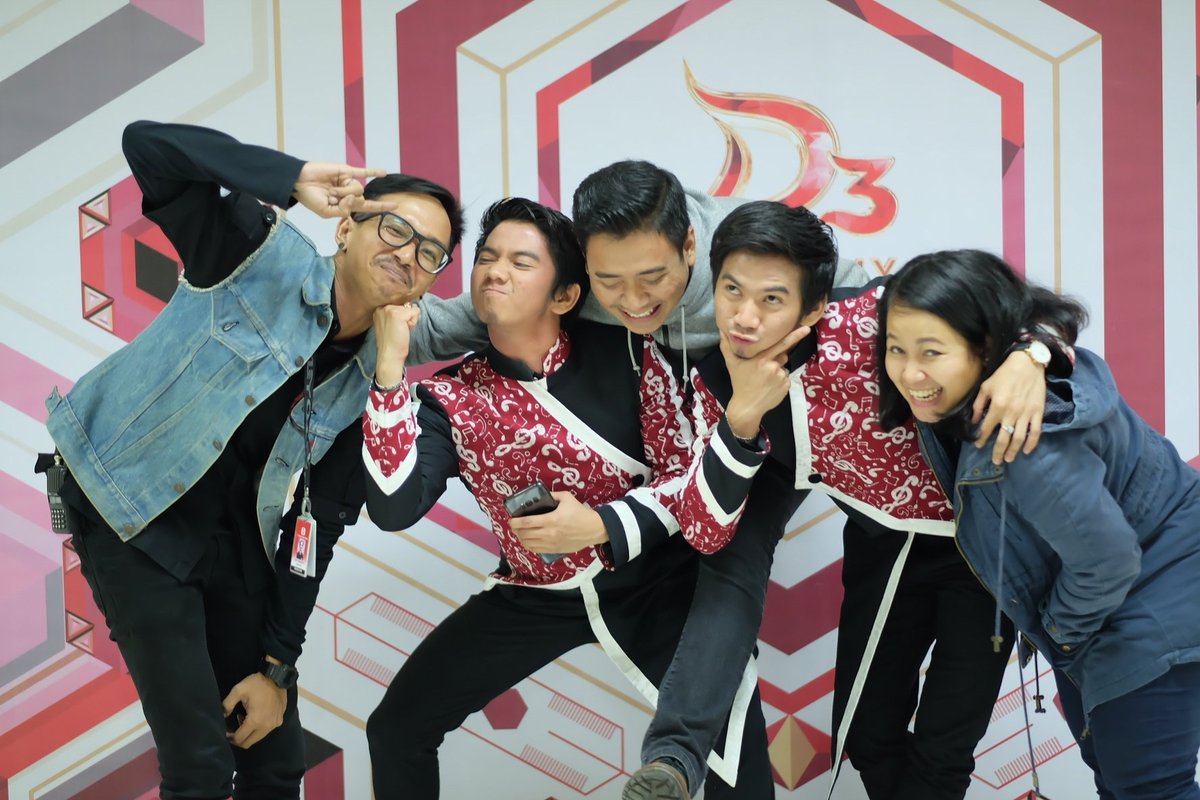 Terlihat Sederhana bukan;,,?
Canda, Tawa , ini akan menjadi kenangan yg indah, dn slalu ada dlm galeri kenanganku🙁😊 with bg Yudi , bg hendra &amp; kkak christina 😗😗😁
#rizkiridho #rizkiridhofashion #k2rlsejati #k2rl #management2r 

RizkiRidho Menggoyang Asia