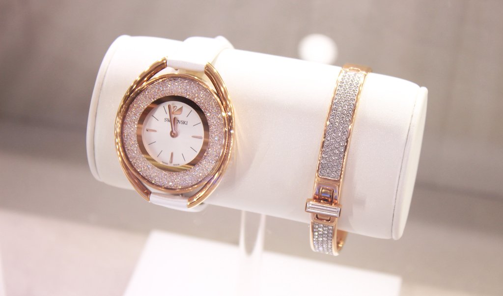 shopBiza's tweet photo. Add a little ✨✨✨ to your outfit with these Swarovski bracelets 😍  https://t.co/i57o5th63h https://t.co/PFyqO8Ktu8