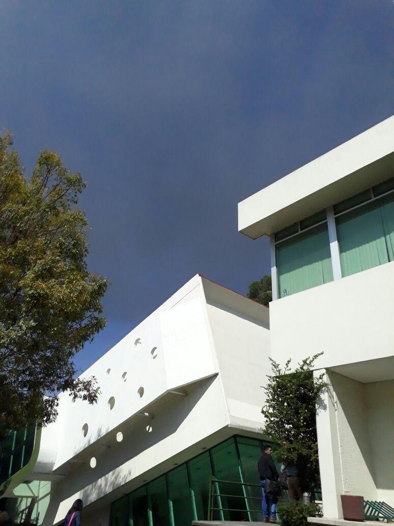 streaming_hits's tweet photo. Así se ve la nube de humo desde Ciudad Universitaria provocada por un incendio en #Zinacantepec
#Toluca https://t.co/shi4IgrGWS