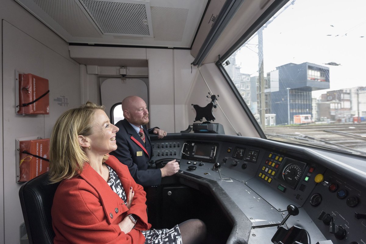 Tijdens het werkbezoek aan <a href="/ProRail/">ProRail</a> en <a href="/NS_online/">NS online</a> spreekt staatssecretaris <a href="/SvVeldhoven/">Stientje v Veldhoven</a> enkele reizigers en medewerkers.