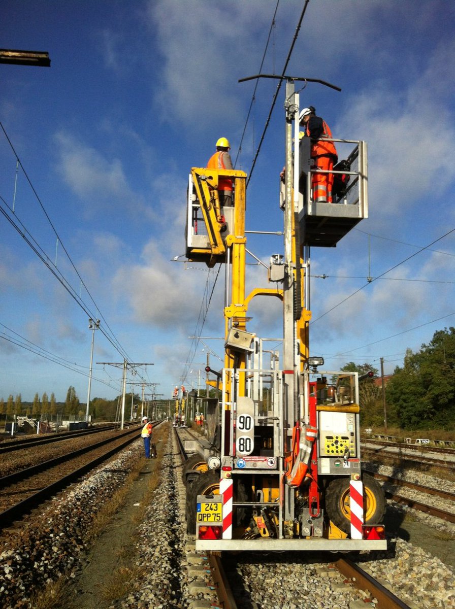 Marc_Axel_'s tweet photo. Une délégation de Japan Railways, qui collabore avec l'ingénierie SNCF, était en visite sur une installation caténaire unique en France : le RAC de Dourdan, dans l'Essonne. 
#IPRG @RERC_SNCF @SNCFReseau @VilledeDourdan https://t.co/L8bJJAGsmI