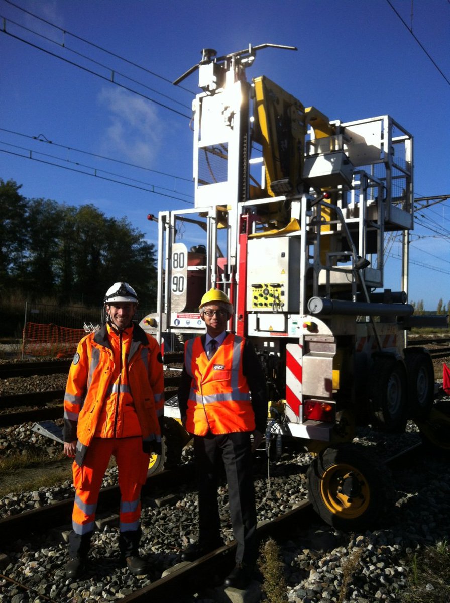 Marc_Axel_'s tweet photo. Une délégation de Japan Railways, qui collabore avec l'ingénierie SNCF, était en visite sur une installation caténaire unique en France : le RAC de Dourdan, dans l'Essonne. 
#IPRG @RERC_SNCF @SNCFReseau @VilledeDourdan https://t.co/L8bJJAGsmI