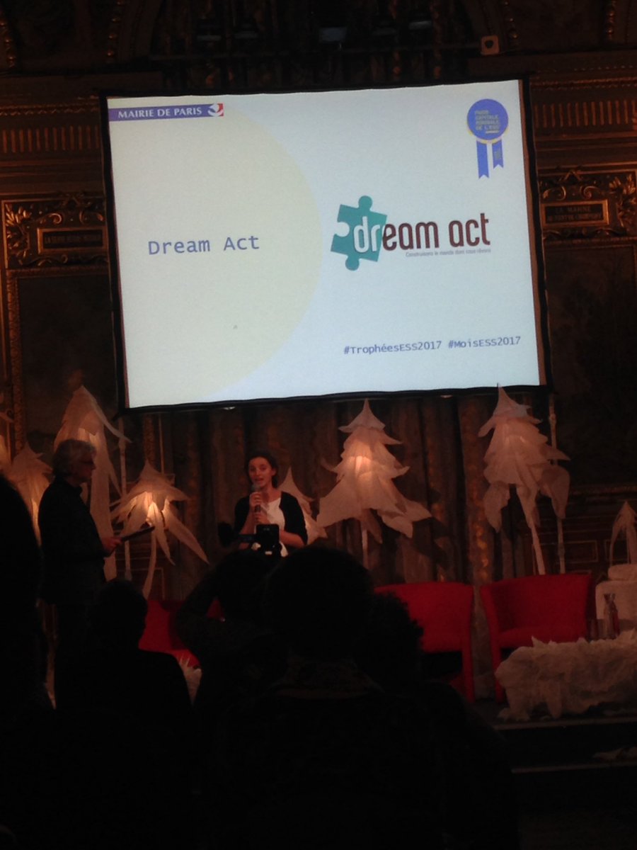 LaKoncepterie's tweet photo. C'est Knon les copines. Bravo pour ce prix plus que mérité! 🍾 @TeamDreamAct #TropheesESS2017 de @Paris #MoisESS2017 https://t.co/j4FoYic0Ag