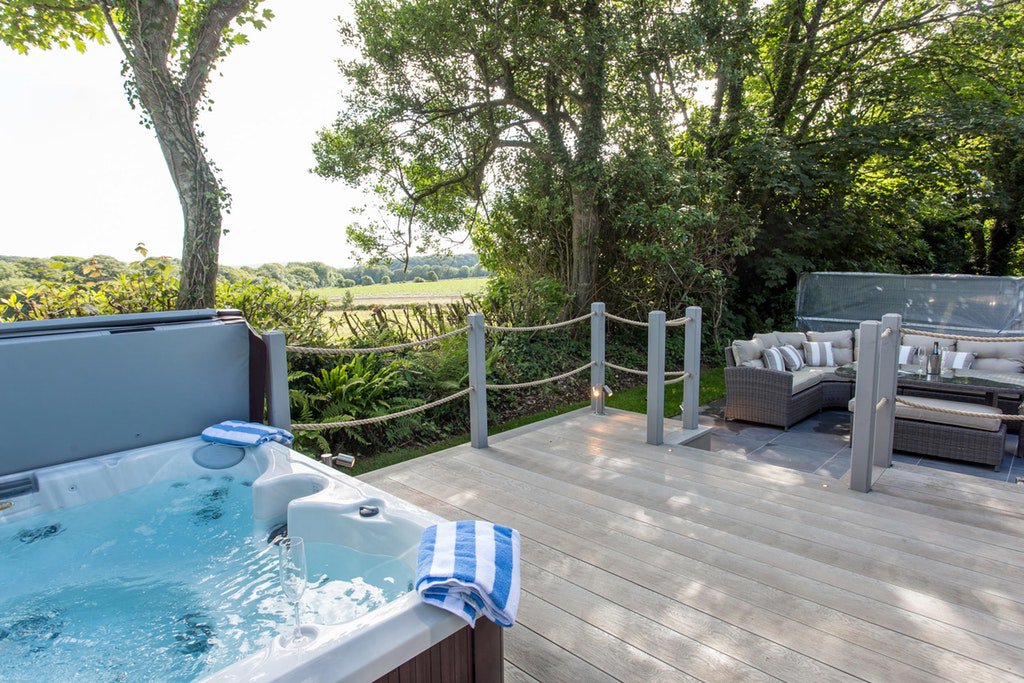 ClowanceEstate's tweet photo. Happy #HumpDay! Who's ready for a long soak in one of our luxurious hot tubs? https://t.co/xsjc75npQv #HumpDayHappiness #ukholidays https://t.co/Wm6Wmaen44