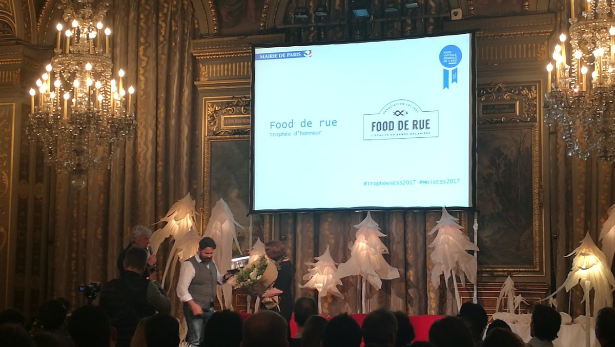 LesBeaux_Jours's tweet photo. Lauréat #TropheesESS2017 @paris : @food2rue qui fait rimer mets culinaires délicieux et insertion CC @antoinetteguhl https://t.co/9DENvCtZLE