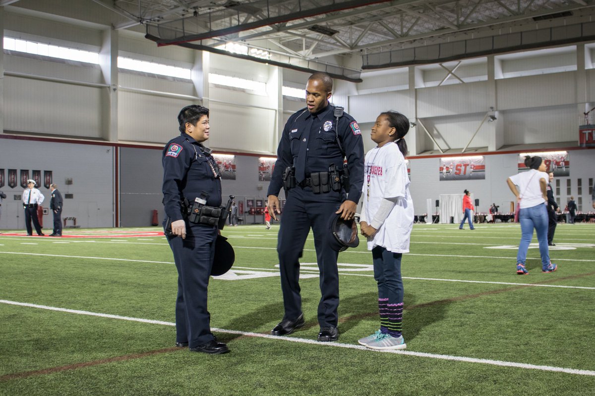 OSUPOLICE's tweet image. Thanks @OhioStateFB 🏈 for hosting the Driven Foundation holiday lunch with local youth. O-H-I-O! #GoBucks #BeatTTUN