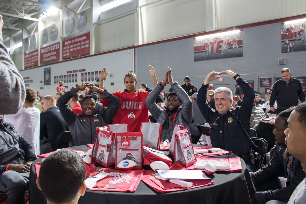 OSUPOLICE's tweet image. Thanks @OhioStateFB 🏈 for hosting the Driven Foundation holiday lunch with local youth. O-H-I-O! #GoBucks #BeatTTUN
