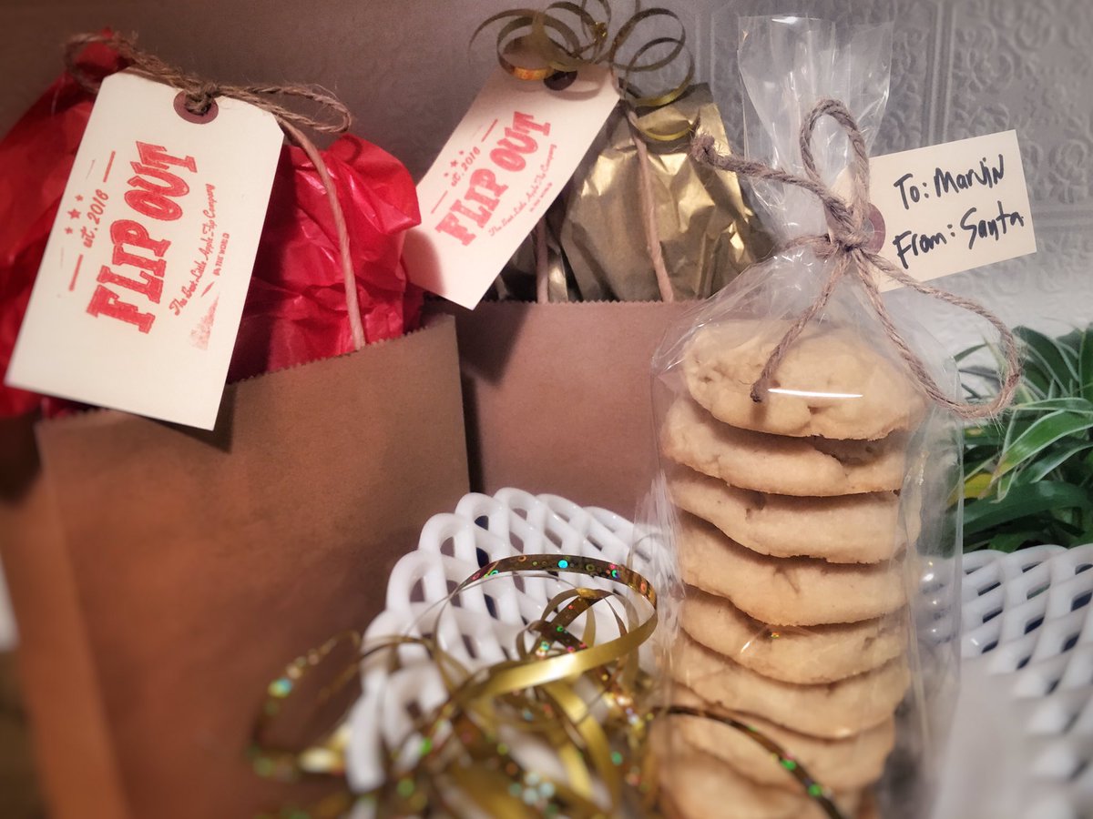 FlipOutRightNow's tweet photo. You can order for delivery right before Christmas! We have a variety of cookie gift bags to choose from - Chocolate Chip, Ginger Molasses, Chocolate Crackle and Shortbread! ORDER NOW: https://t.co/P3UHFN4T1I https://t.co/fSXrf5bXrb