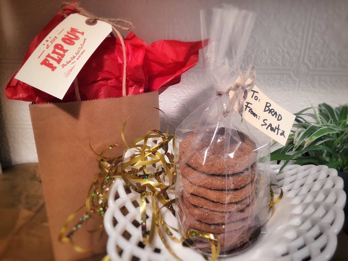 FlipOutRightNow's tweet photo. You can order for delivery right before Christmas! We have a variety of cookie gift bags to choose from - Chocolate Chip, Ginger Molasses, Chocolate Crackle and Shortbread! ORDER NOW: https://t.co/P3UHFN4T1I https://t.co/fSXrf5bXrb