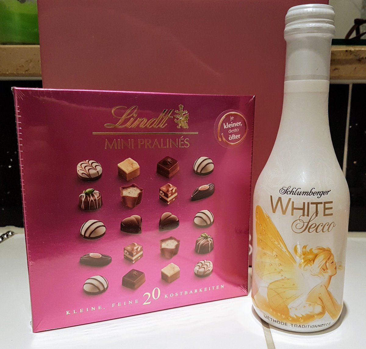 Mihaela_Milicic's tweet photo. Frisch eingetroffen: Die aktuelle Barbara Box ist da! Ich finde sie sehr gelungen, das Motto "Girls Out Night" passt. Die Barbara Box ist mit einem Accessoire ziemlich mutig - hat aber viel Lob dafür bekommen, da es mal was ganz anderes ist.
https://t.co/Az7BXzRW54
#BarbaraBox https://t.co/VqUfaihaZm