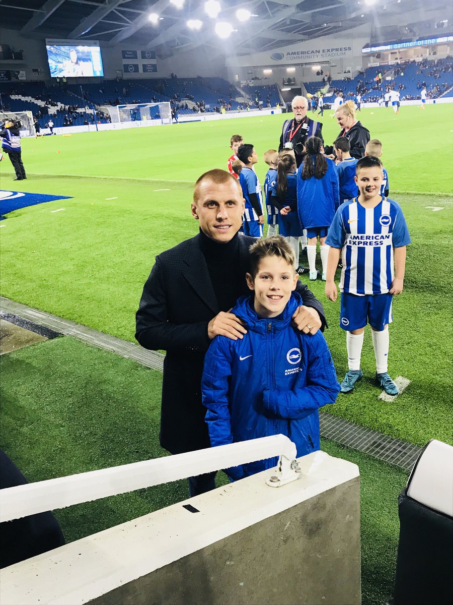 jkp5's tweet photo. #mascot #bhafc #BrightonHoveAlbion #son #birthdayboy #stevesidwell @stevesidwell https://t.co/9A7i21rDC3