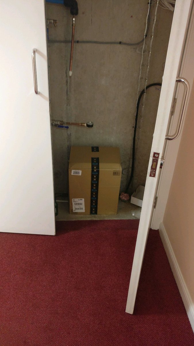Ian__World's tweet photo. 1/ Why does @myhermes ALWAYS do some dumb shit. I live in an apartment and instead of coming back another time, they put my package in the https://t.co/Ey3d7r8Fqn