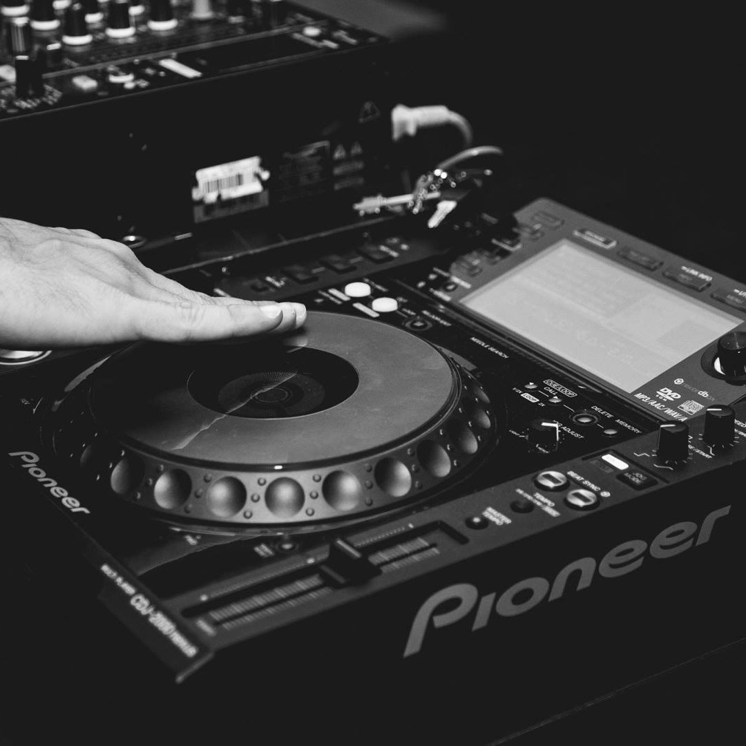 hotelmadero's tweet photo. TODAY Special Edition @WhiteBar #JoinTheNight! From 19 to 23hs enjoy DJ sets, sushi bar, gourmet experience & signature cocktails by Trumpeter - @rutiniwines. Don't wait for Friday, come & join us! #ThinkWhite #HotelMadero https://t.co/8KWMBZcoxl