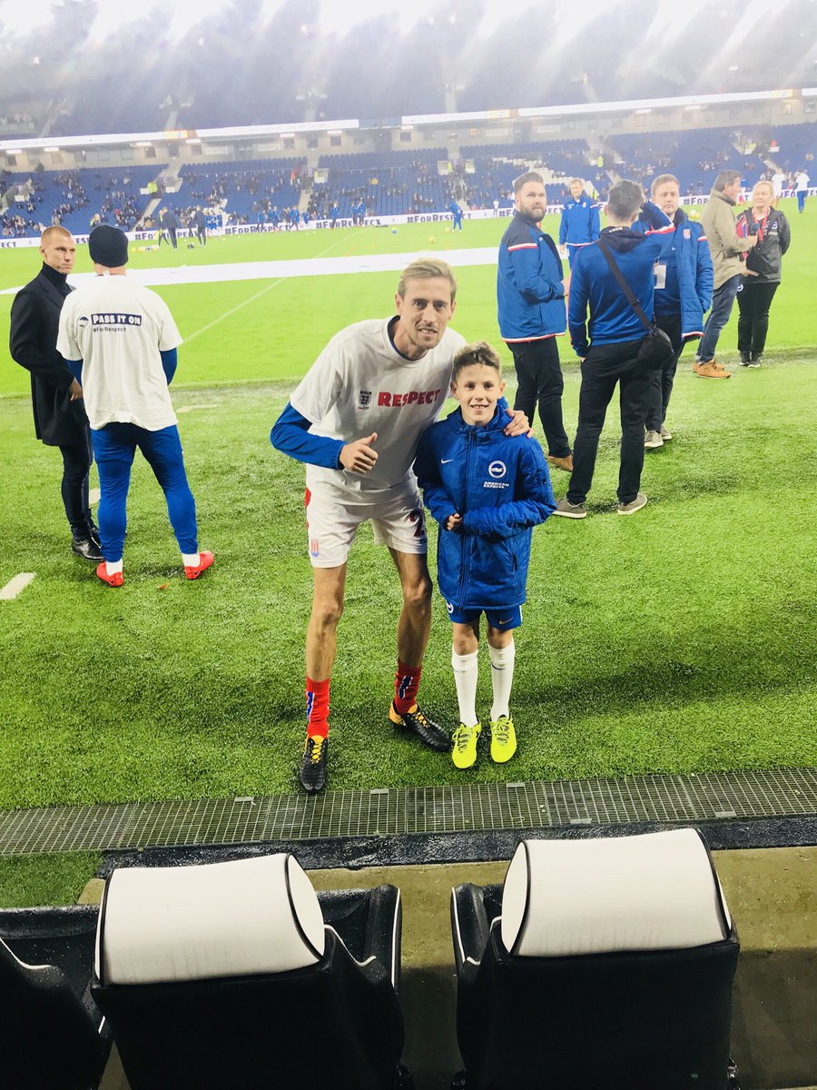 jkp5's tweet photo. #mascot #bhafc #BrightonHoveAlbion #son @petercrouch #StokeCity #happyboy https://t.co/093ehe7b0H