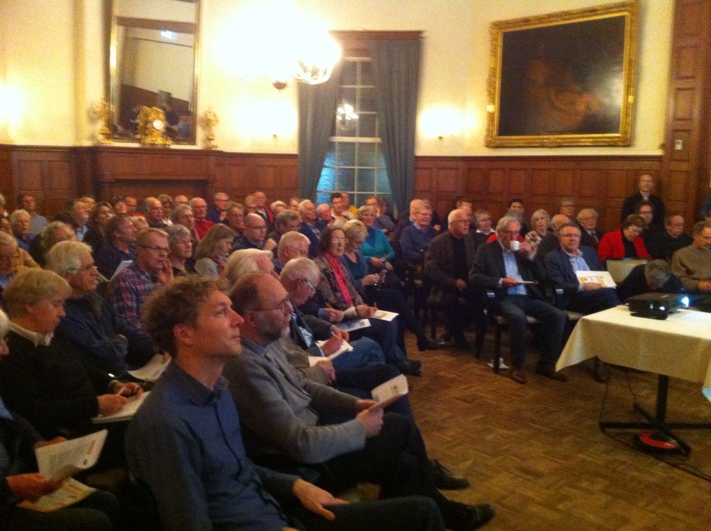 Energiebespaaravond van start. Zaal vol. Veel aandacht voor isolatie bij beschermd stadsgezicht en monumenten.