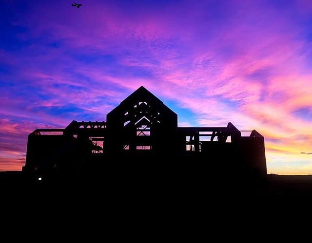 EverythingCLT's tweet photo. #Sunrise backlighting our #timberframe build outside #brightoncolorado #timberjerks #customhomebuilder #coloradosky #greatplacetowork #timberbuilt https://t.co/ysPHUx3Tro