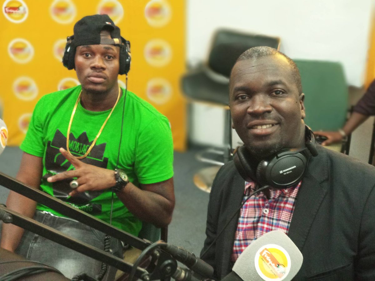 FREQUENCE2_CIV's tweet photo. On reçoit le rappeur malien #Mobjack (en tee-shirt vert) et l'entrepreneur Yao Kouadio Cedric dans #1Truc2Ouf.
On attend vos questions, Kif / Degbali. https://t.co/KbaRz2uSd1