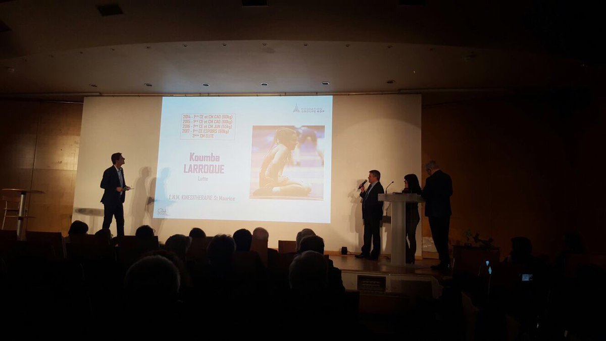 Bravo à <a href="/KoumbaLarroque/">Koumba Larroque</a> lauréate du prix fondation <a href="/GroupeADP/">Groupe ADP</a> 2017 lors des trophées <a href="/ClubInsepAlumni/">Club INSEP Alumni</a> 👌😊