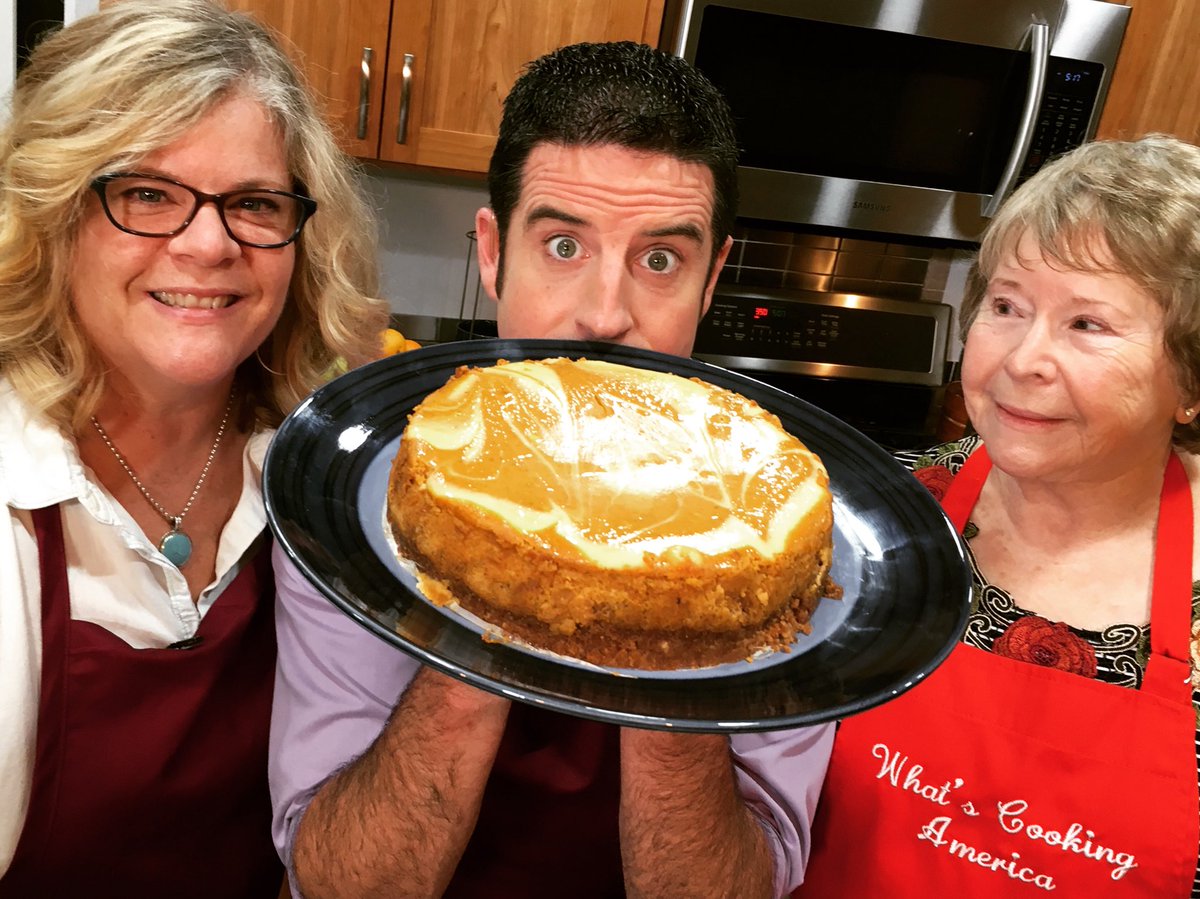 DrewCarney's tweet image. In honor of #Thanksgiving Eve, we paid a visit to one more @KGWSunrise viewer’s kitchen this morning...
Linda &amp;amp; her daughter Nancy have the perfect finale for your #TurkeyDay feast... Pumpkin. Swirl. Gingersnap. Cheesecake. 
You can find the recipe here: facebook.com/drewcarneykgwtv