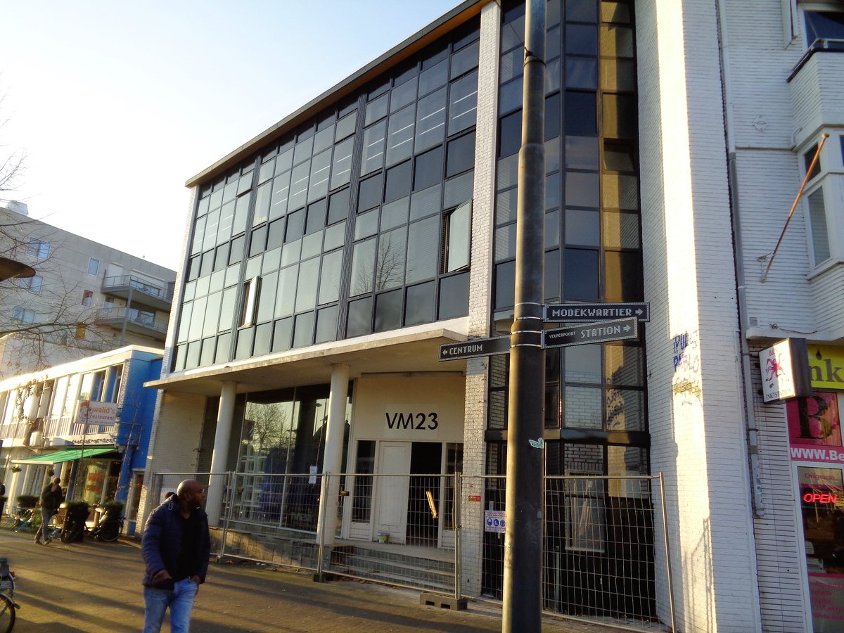 Vanuit <a href="/ArnhemCentrum/">Binnenstad Arnhem</a> zichtbaar is er een mooie reclame aangebracht met <a href="/Modekwartier/">Modekwartier</a> op de gevel van het pand waar je de hoek om moet.