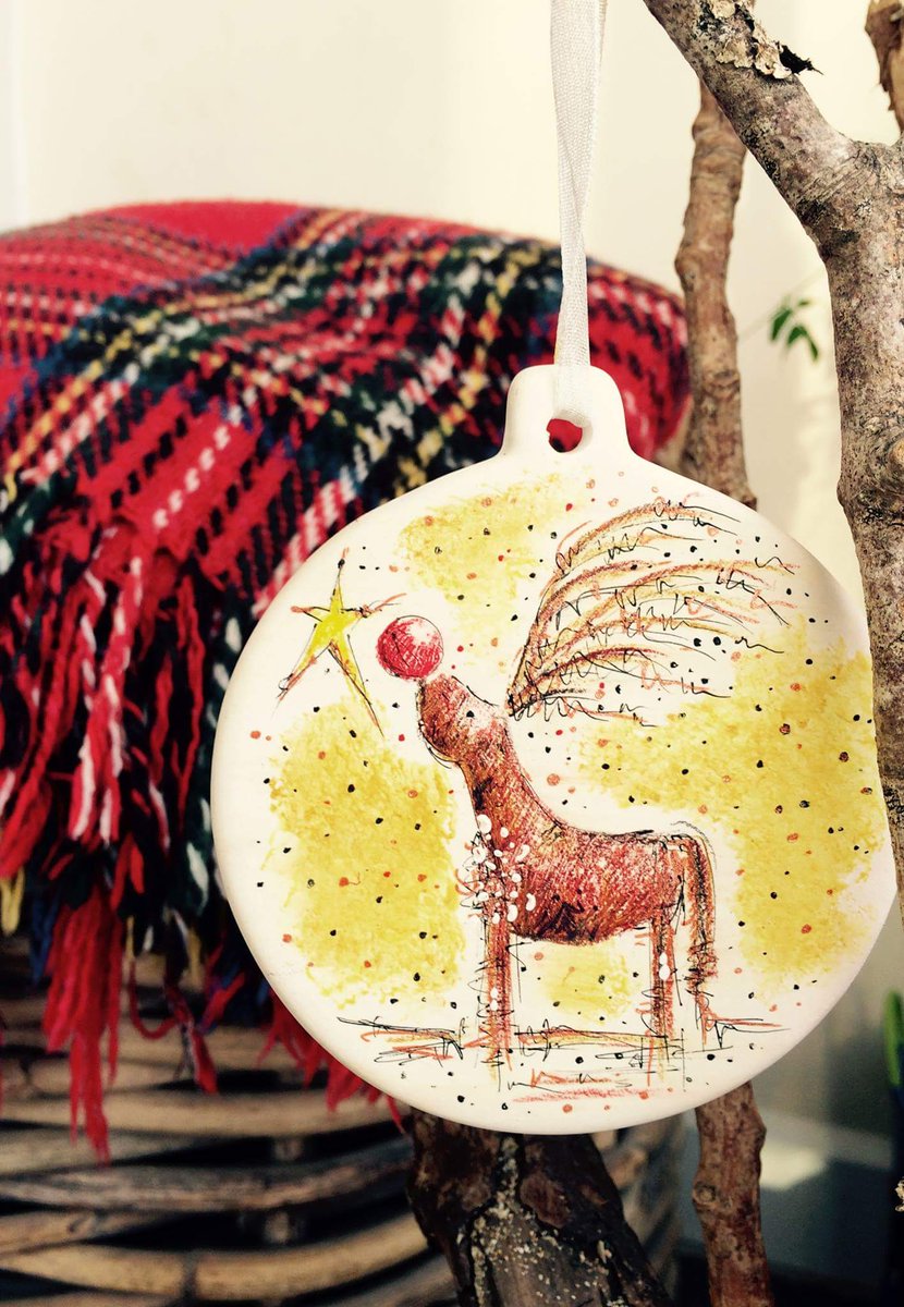 ArtTabitha8's tweet photo. Hello @HandmadeHour working on more ceramic baubles at the moment,loved drawing these two "Little Robin" and "Lone Reindeer" Tabitha Corbett ©
#HandmadeHour #reindeer #robin #art #christmas #ceramicbauble #illustration https://t.co/BThws2aPD5