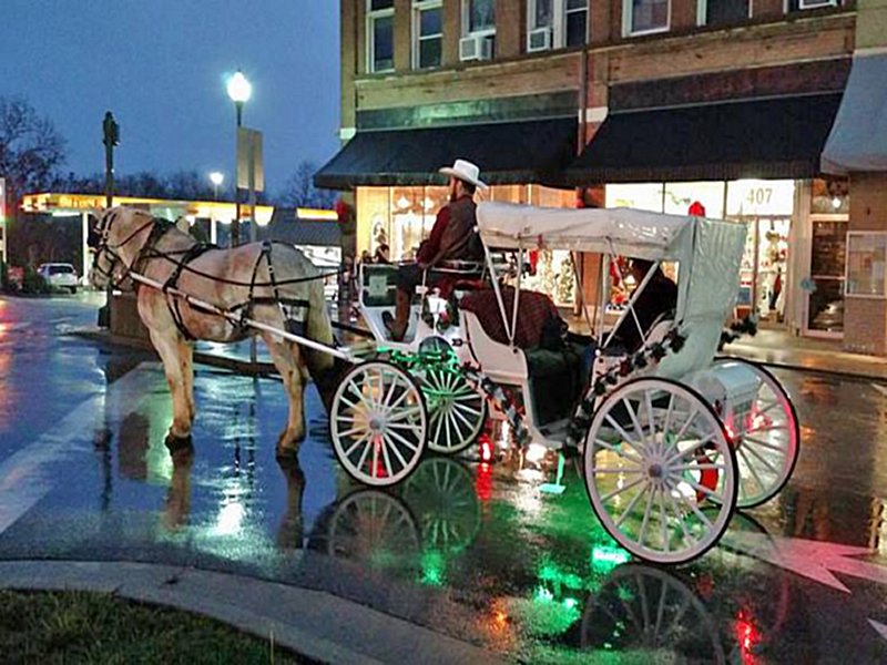 Christmas on the #Centerville Square
VisitHickmanCounty.com/1440-2/
#Events #Food #Music