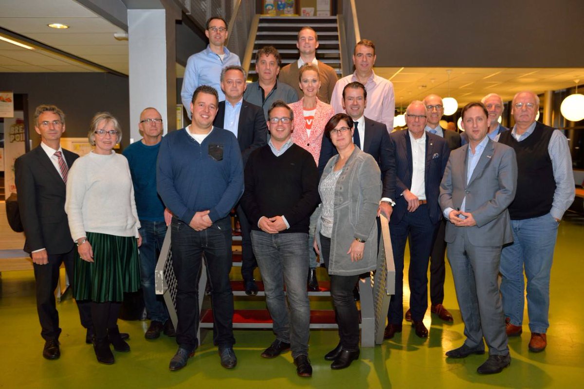 CDAoss's tweet photo. Onze kandidaat-raadsleden voor de gemeenteraadsverkiezingen 2018! Met de slogan "Samen, voor nu en later", zullen zij ons verkiezingsprogramma bekrachtigen. In december zal ons volledige programma vastgesteld worden! #GR18 #Oss #CDA https://t.co/NKABwEPv6R
