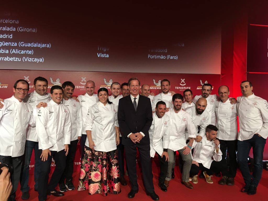 GuiaMichelin_ES's tweet photo. ¡Foto de familia de las novedades 1 #EstrellasMICHELIN! ¡Muy merecido! Enhorabuena a todos. 👏👏👏
#GuiaMichelin2018 #GalaMichelinTenerife https://t.co/CxuaQiUgIv