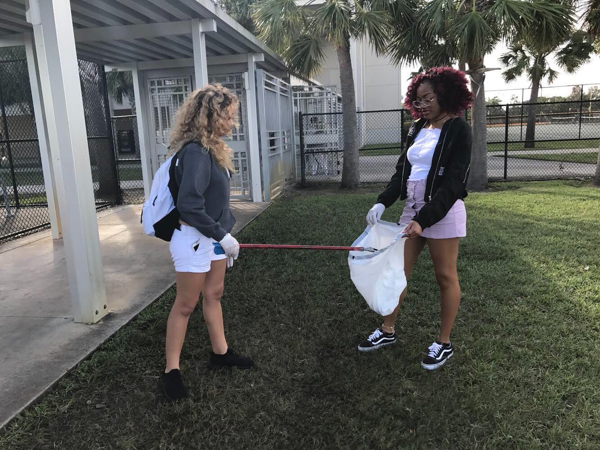 NHSWBHS's tweet photo. Campus Cleanup pictures🍃🌿 https://t.co/e95OkYdchO