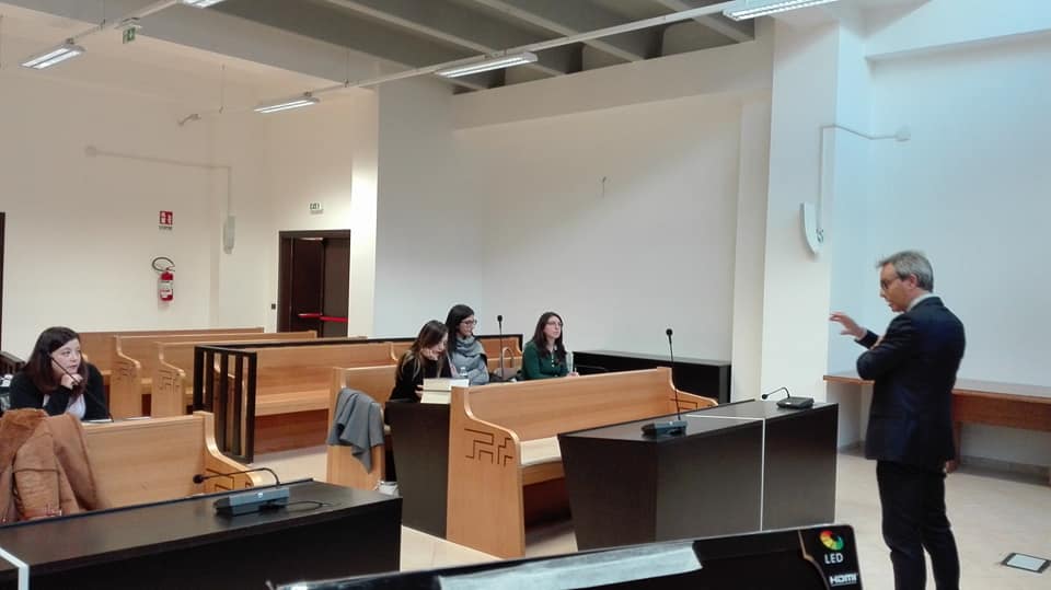 AIGAcastro's tweet photo. #corsoesameavvocato Lezione di ieri sull'atto penale. Si ringrazia l'avv. Mauro Cordasco per la cortese disponibilità. #aiga4u #aigacastro #staytuned #sarannoavvocati https://t.co/0GcufXoczx