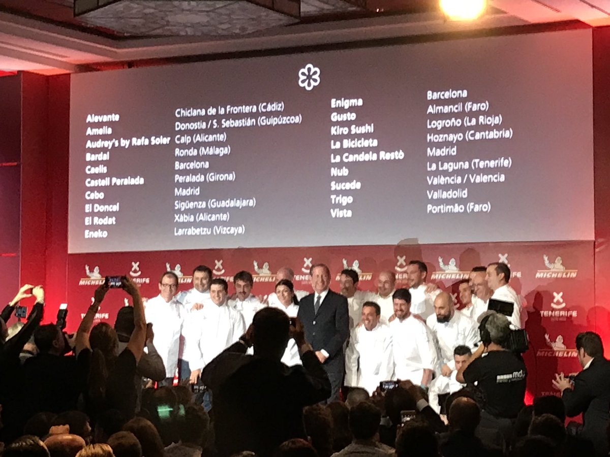 _isabel_perez's tweet photo. Foto de familia de las novedades 1⭐️. Nub consigue 1 estrella para Tenerife. Y sumamos 6! #GuiaMichelin2018 @carlosislaTF https://t.co/RZJIxSCvaX
