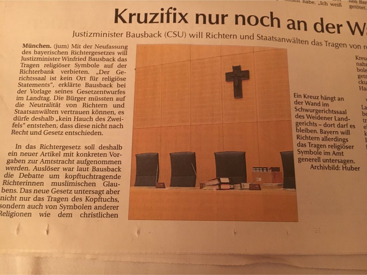 Joerg_Jendricke's tweet photo. Der Gerichtssaal ist kein Ort für religiöse Statements. Deshalb wird Richtern, Staatsanwälten usw das Tragen von Ketten mit Kreuzen verboten werden. Aber von der Wand springt das Kreuz einem weiterhin gefühlt ins Gesicht.

Die Logik des bayerischen Justizministers. https://t.co/dalH3CQPB3