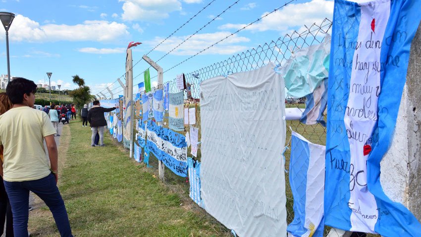 Armada_Arg's tweet photo. #MarDelPlata Se multiplican en la entrada de la Base los mensajes de aliento y muestras de apoyo del pueblo argentino hacia los familiares de los tripulantes del #SubmarinoARASanJuan #Gracias https://t.co/oWvZjV0PDt https://t.co/9lpWQJ5jzD