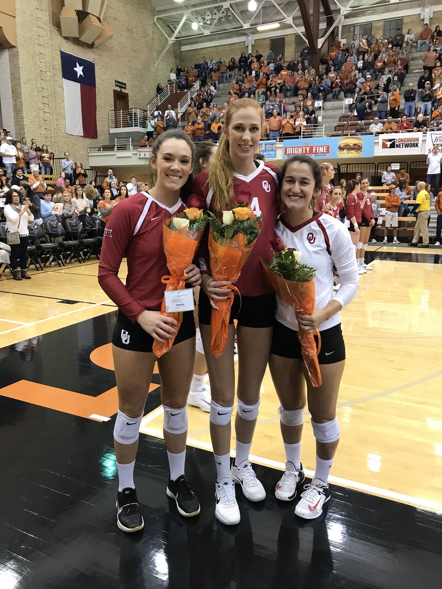 OU_Volleyball's tweet image. Thank you @TexasVolleyball for honoring our seniors before tonight’s match!