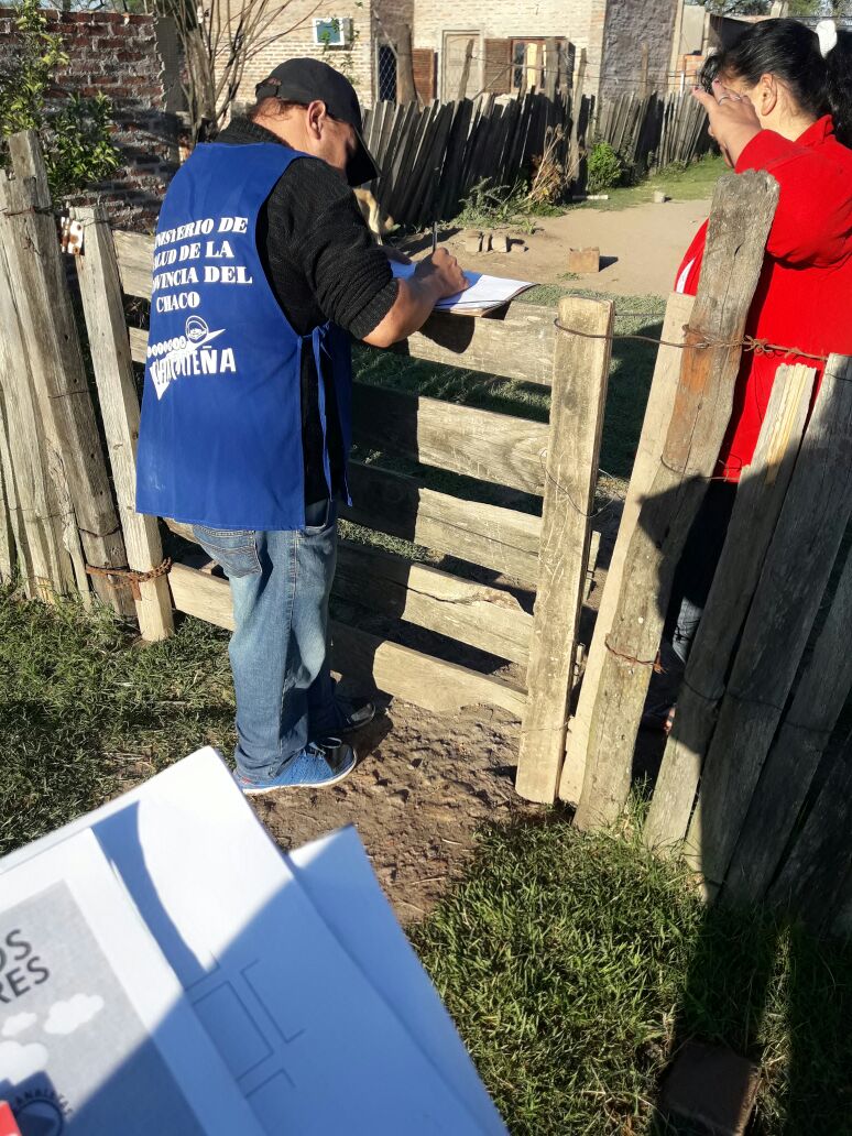 ChacoSalud's tweet photo. ➡Agentes de Salud y del municipio de Plaza realizaron una recorrida de promoción y concientización sobre el #zika, #dengue y #chikungunya en la localidad. #ElEstadodetuLado #DeVosDepende  #SaludChaco #ProgramaExperto #EspaciosSaludables✔👌💪 https://t.co/DULMxsfAK6