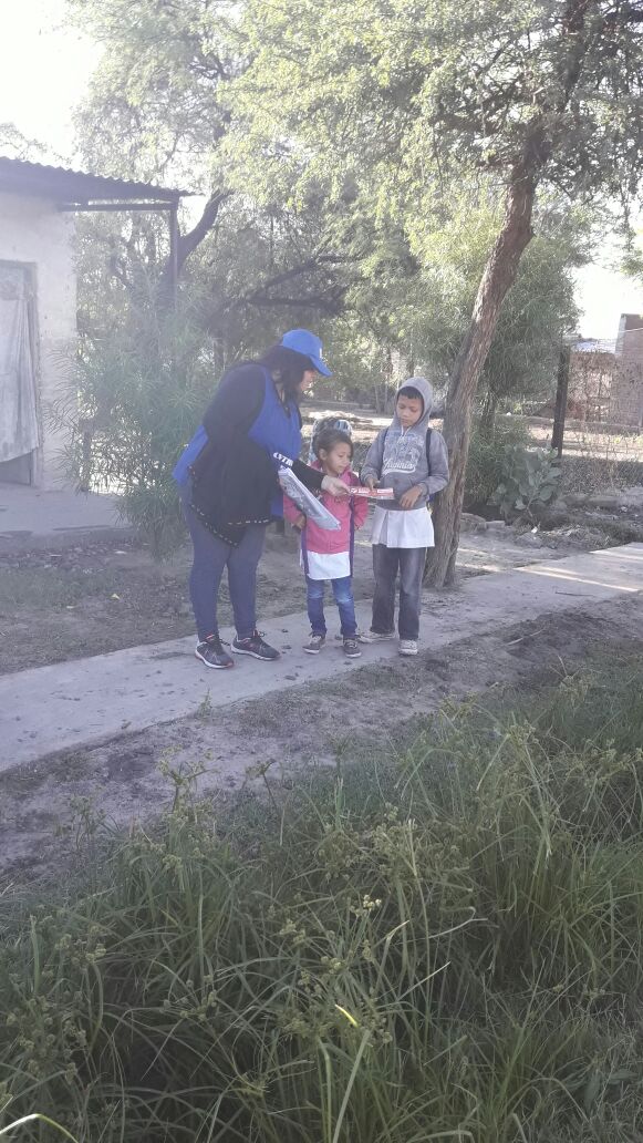 ChacoSalud's tweet photo. ➡Agentes de Salud y del municipio de Plaza realizaron una recorrida de promoción y concientización sobre el #zika, #dengue y #chikungunya en la localidad. #ElEstadodetuLado #DeVosDepende  #SaludChaco #ProgramaExperto #EspaciosSaludables✔👌💪 https://t.co/DULMxsfAK6